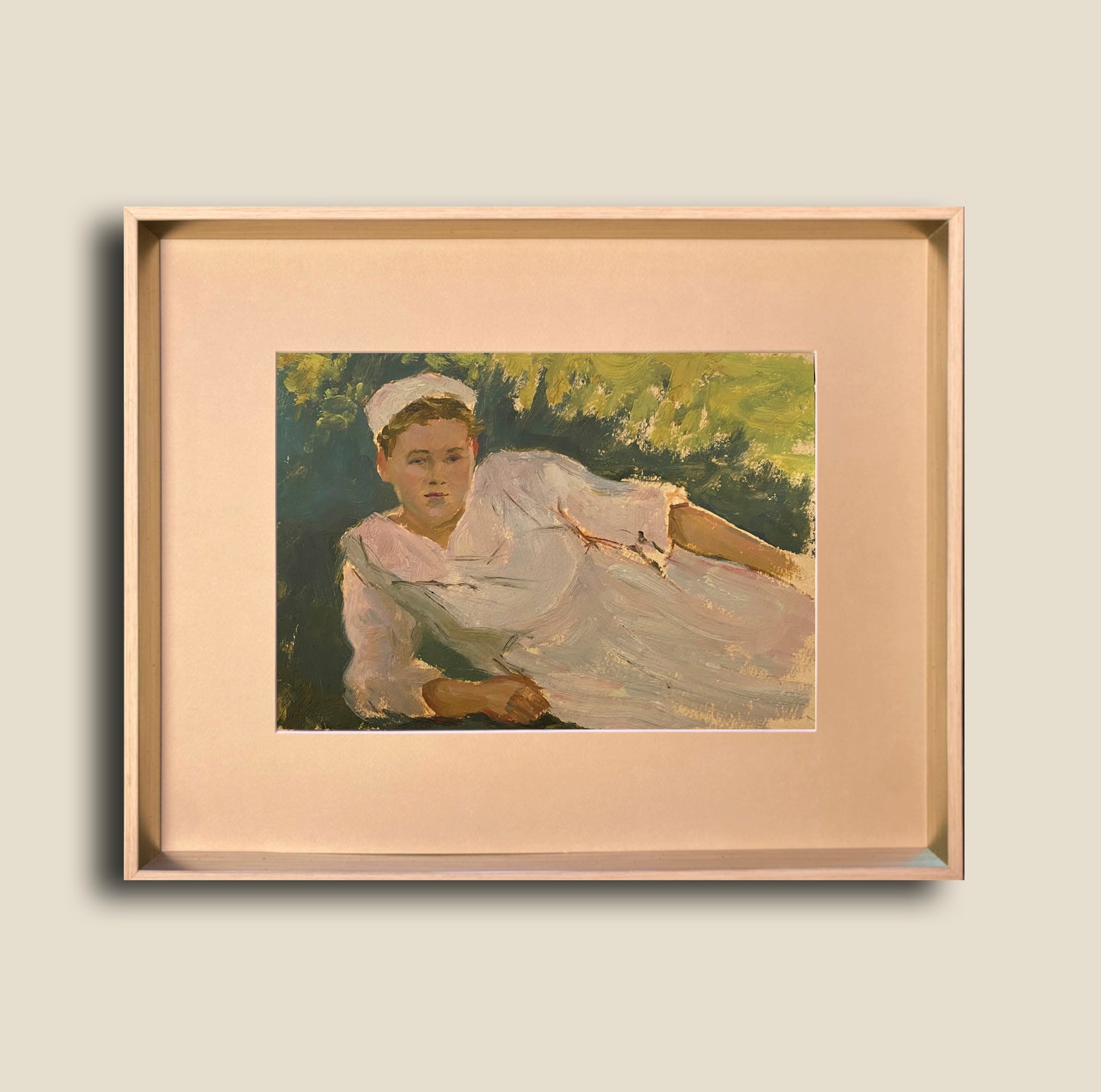 Porträt einer Frau, die sich im Gras entspannt. 1953.