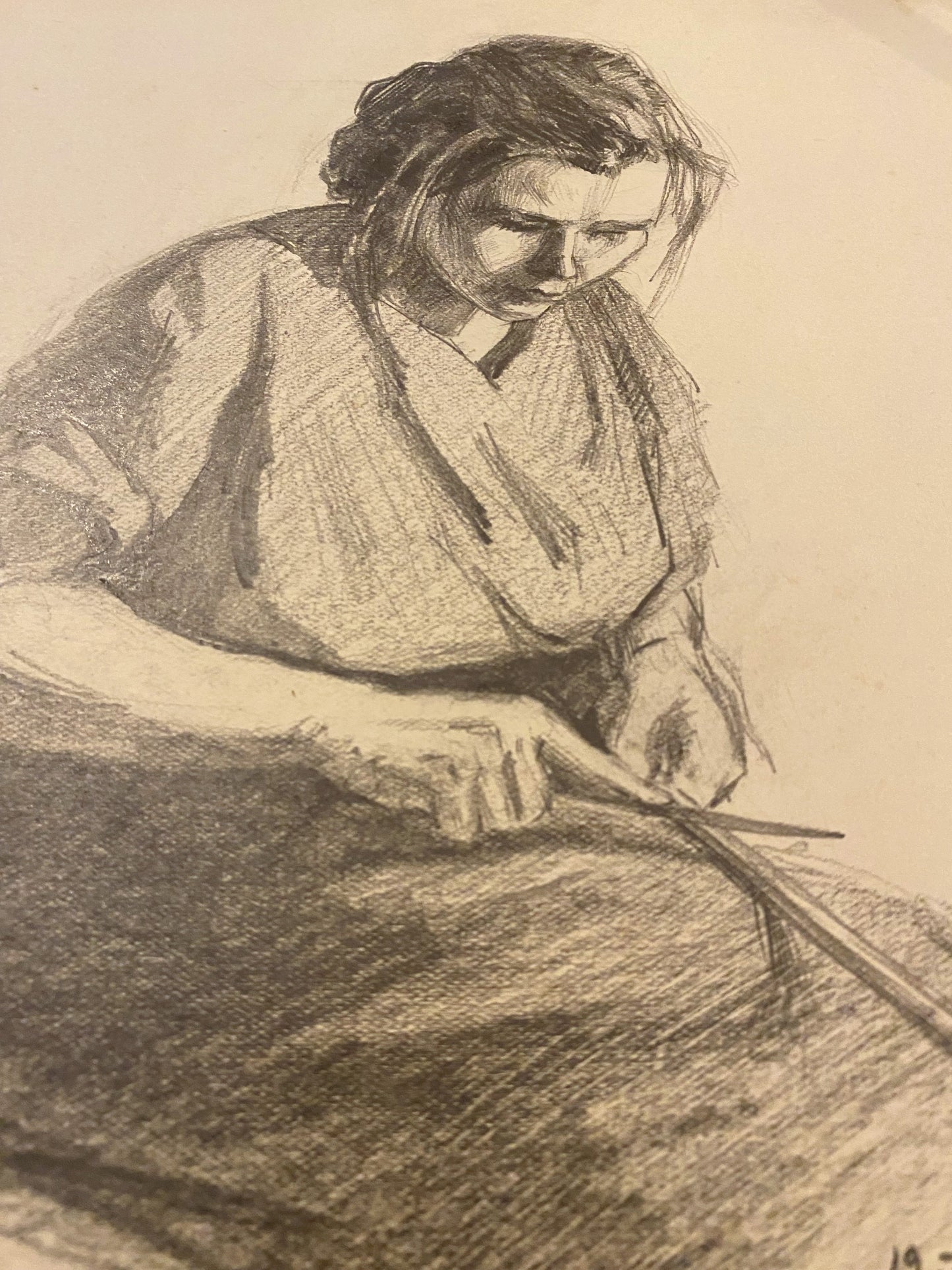 Porträt einer Frau, die ein Messer schärft. 1955.