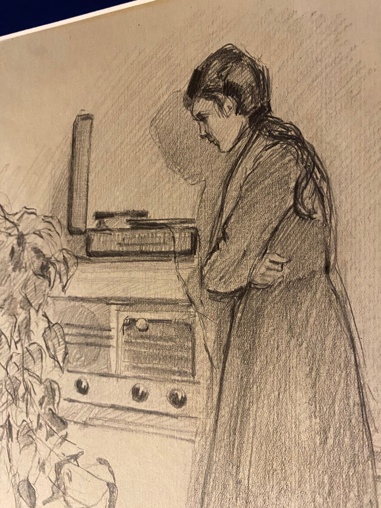 Porträt Mädchen neben dem Grammophon. 1953.